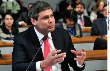 senador Lindbergh Farias (PT-RJ) em pronunciamento durante reuniÃ£o da ComissÃ£o de Assuntos EconÃ´micos (CAE).